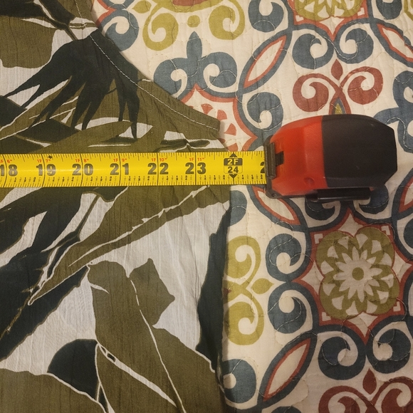 Liz Claiborne lightweight sleeveless blouse - Picture 3 of 4